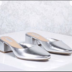 Round toe metallic mules
